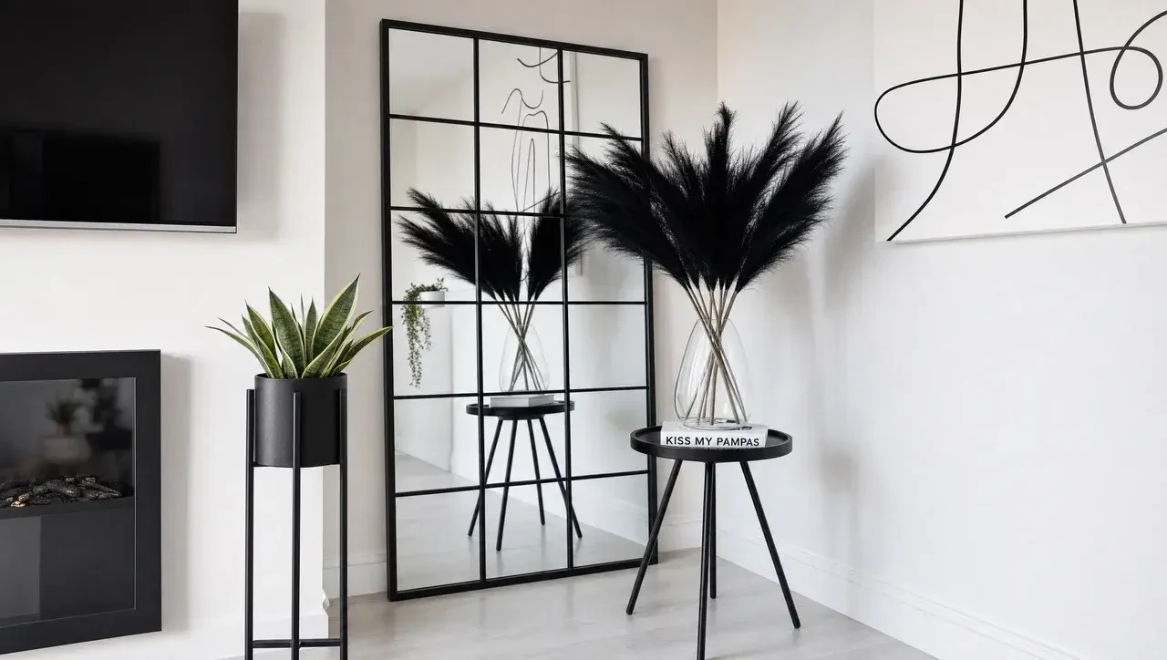 Un salon d’inspiration tunisienne aux matières naturelles, ouvert sur une pièce ensoleillée.